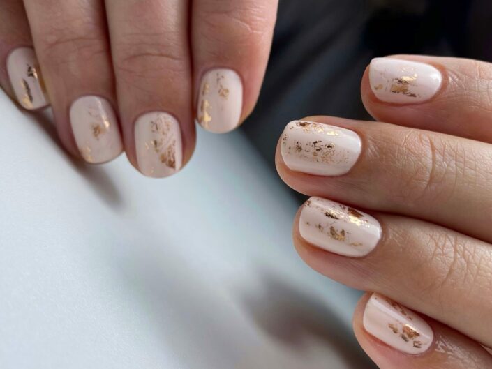 Nude nails, foil, Shellac, cnd shellac, krátké nehty, přírodní nehty, nature nails, modern nails, nail trend, trendy nehty, jaro 2023,