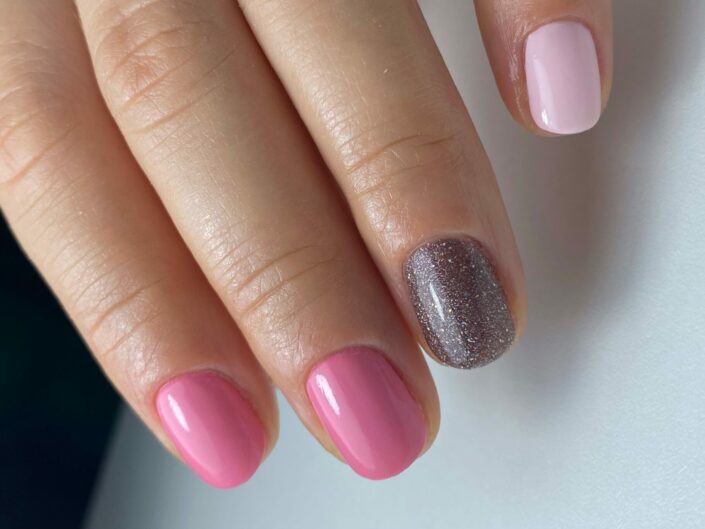 Shellac, cnd shellac, krátké nehty, přírodní nehty, nature nails, modern nails, nail trend, trendy nehty, jaro 2023, Pink nails, řůžové nehty, glitters, třpytivé nehty, třpytky,