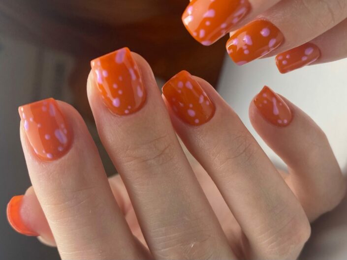 Orange nails, pink design, trendy nails, trendy dots, Gel nails, gelové nehty, nehty gel, polygel, upravené nehty, krásné nehty, trendy nehty, nehty praha,