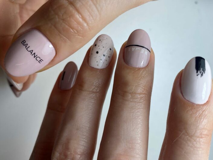 Gel nails, gelové nehty, nehty gel, polygel, upravené nehty, krásné nehty, trendy nehty, nehty praha, Texty na nehtech, text on nails, stickers, watersticker, nude nails, nude nehty, tělové nehty